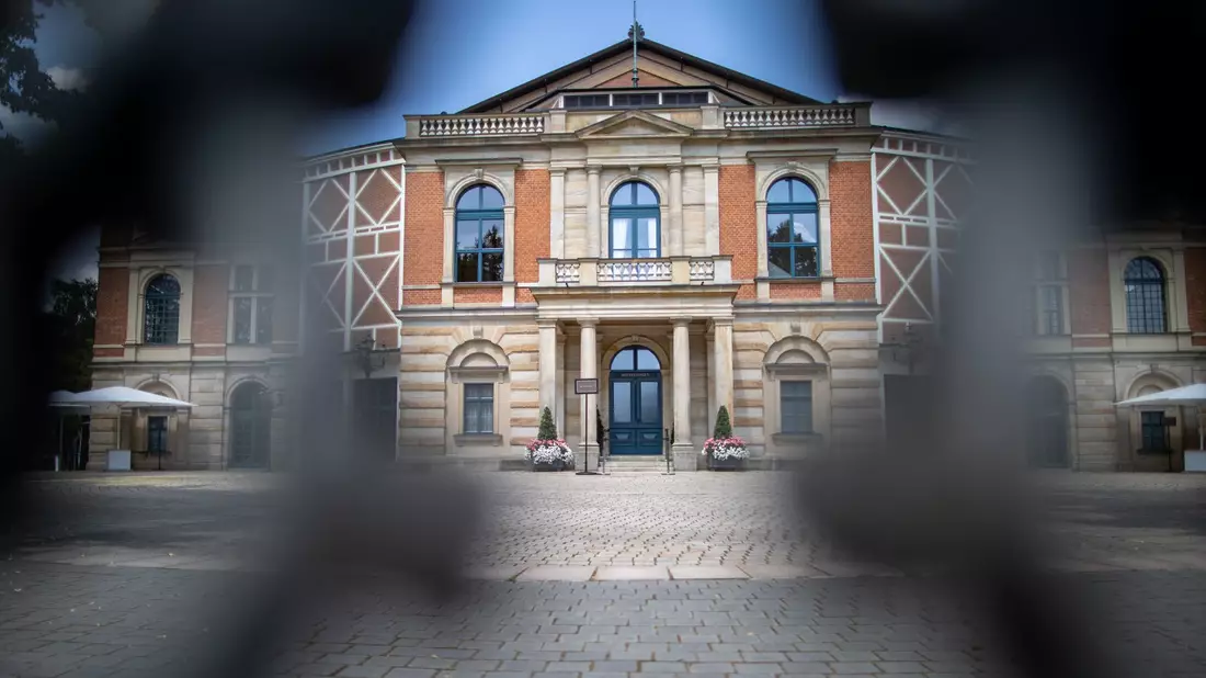 Bund und Land geben Millionen für die Sanierung des Festspielhauses. (Archivbild) - Bild: Daniel Karmann/dpa