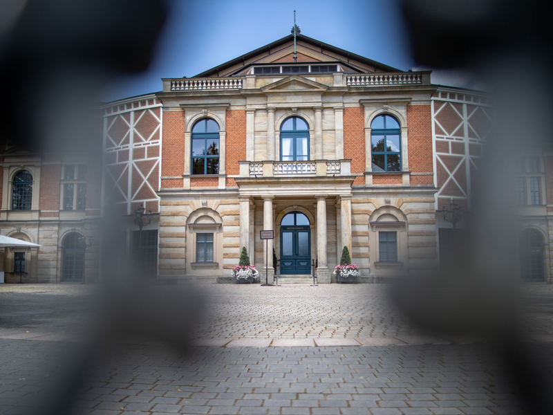 2026 wollten die Festspiele groß Jubiläum feiern - doch für die großen Pläne fehlt das Geld. (Archivbild) - Foto: Daniel Karmann/dpa