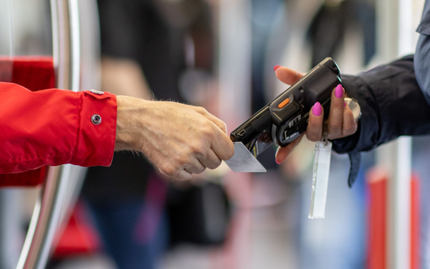 Fahrkartenkontrolle im öffentlichen Nahverkehr: Wer in Deutschland ohne Ticket U-Bahn fährt, muss in der Regel keine Sperren überwinden. Anders ist es in europäischen Metropolen wie Paris oder London. (Archivbild) - Foto: Daniel Karmann/dpa