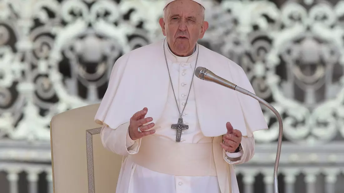 Papst Franziskus war seit einiger Zeit anzusehen, dass ihm die Gesundheit zunehmend zu schaffen macht. (Archivbild) - Bild: Evandro Inetti/ZUMA Press Wire/dpa