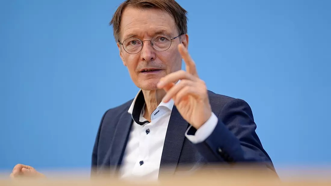 Hält nichts von Strafgebühren: Karl Lauterbach - Bild: Michael Kappeler/dpa