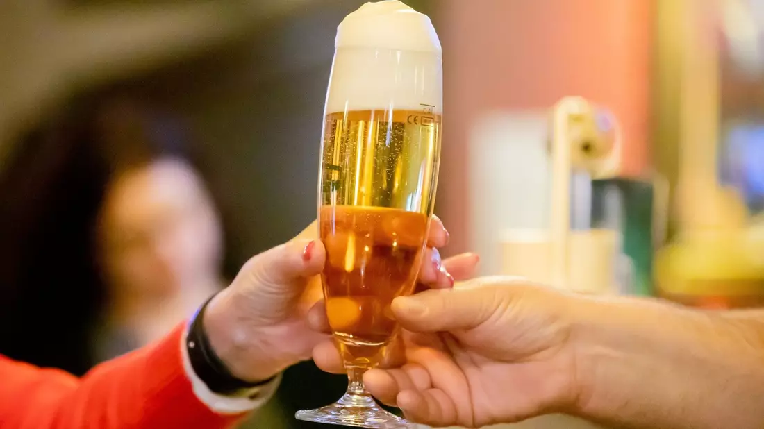 Setzen Bierbrauer zukünftig auf Künstliche Intelligenz? - Bild: Christoph Soeder/dpa