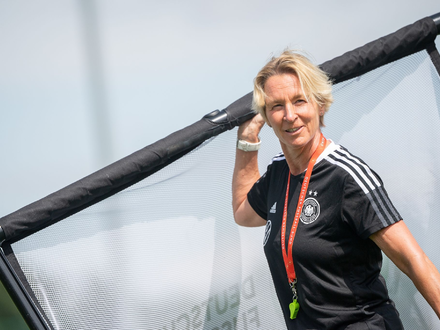 «Mein ganzes Interesse gilt dem Wohl und dem Erfolg dieser mir ans Herz gewachsenen Mannschaft und allen Spielerinnen», postet Bundestrainerin Martina Voss-Tecklenburg bei Instagram. - Foto: Sebastian Gollnow/dpa