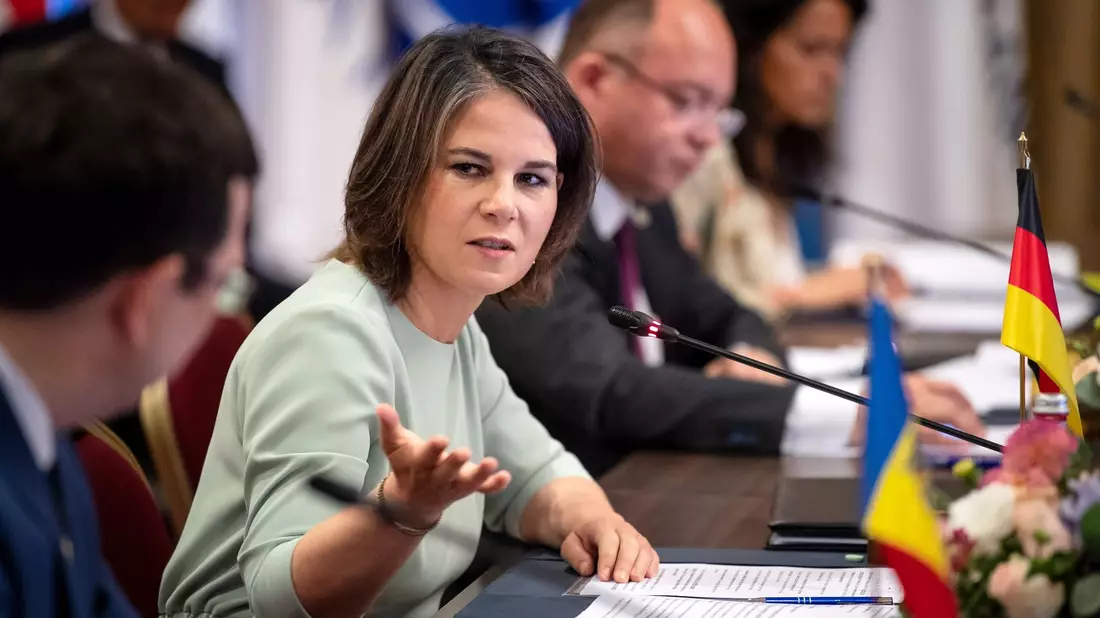 Auf Fidschi erlebte Außenministerin Baerbock die Folgen des Klimawandels persönlich. (Archivbild) - Bild: Sina Schuldt/dpa