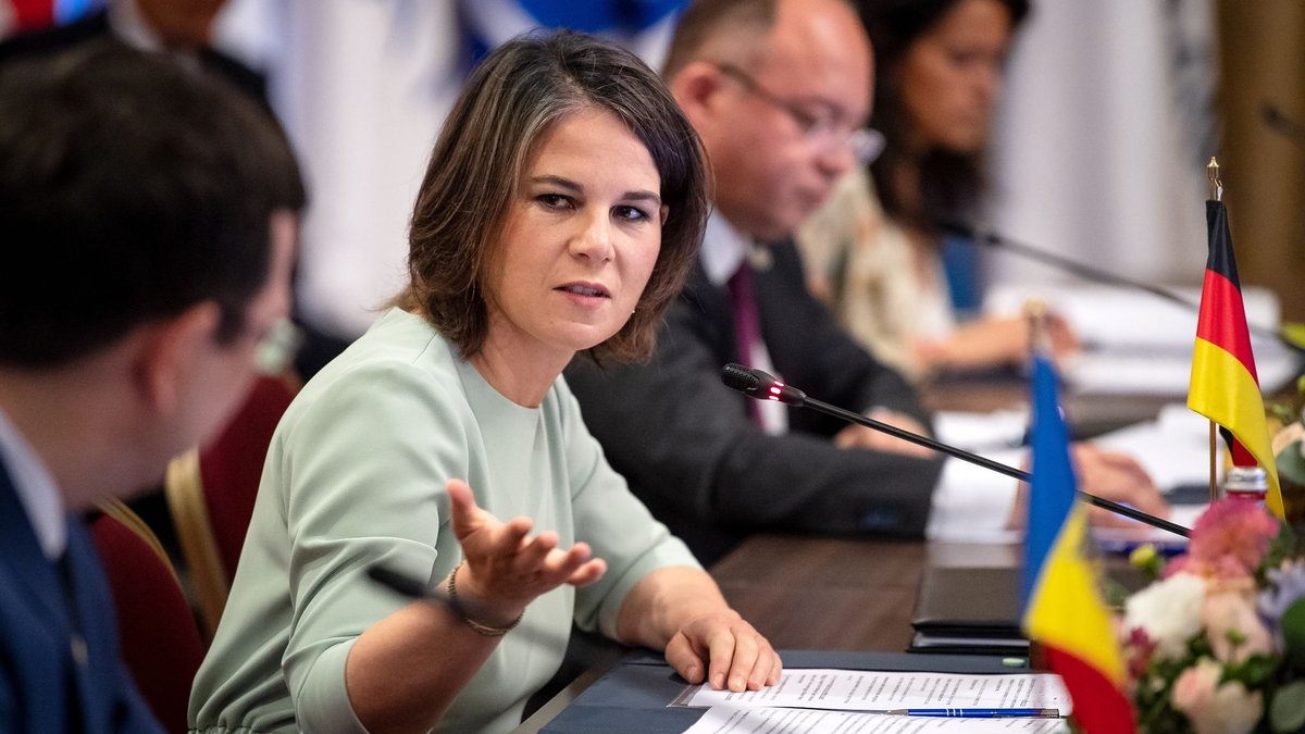 Annalena Baerbock wird auf einer ihrer bisher längsten Reisen rund 43.000 Kilometer zurücklegen, was einer Erdumrundung entspricht, und mehr als 50 Stunden im Flieger verbringen, wenn alles gut geht. - Foto: Sina Schuldt/dpa