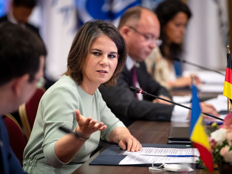 Annalena Baerbock wird auf einer ihrer bisher längsten Reisen rund 43.000 Kilometer zurücklegen, was einer Erdumrundung entspricht, und mehr als 50 Stunden im Flieger verbringen, wenn alles gut geht. - Foto: Sina Schuldt/dpa