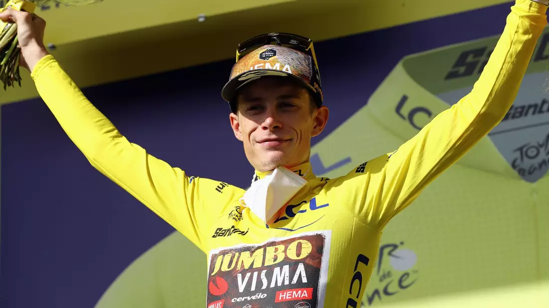 Der Däne Jonas Vingegaard geht im Gelben Trikot in die letzte Etappe der Tour. - Bild: David Pintens/BELGA/dpa