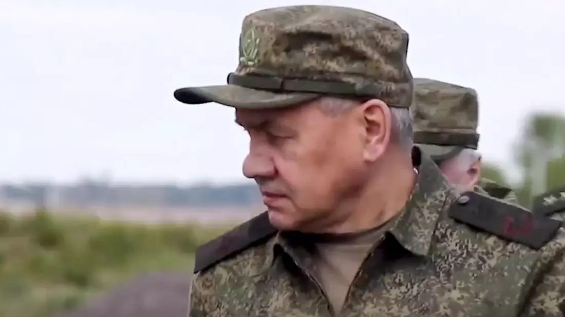 Laut Sergej Schoigu treffen die russischen Streitkräfte zusätzliche Vorkehrungen zum Schutz vor Streubomben. - Bild: Russian Defense Ministry/AP/dpa