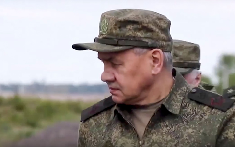 Laut Sergej Schoigu treffen die russischen Streitkräfte zusätzliche Vorkehrungen zum Schutz vor Streubomben. - Foto: Russian Defense Ministry/AP/dpa