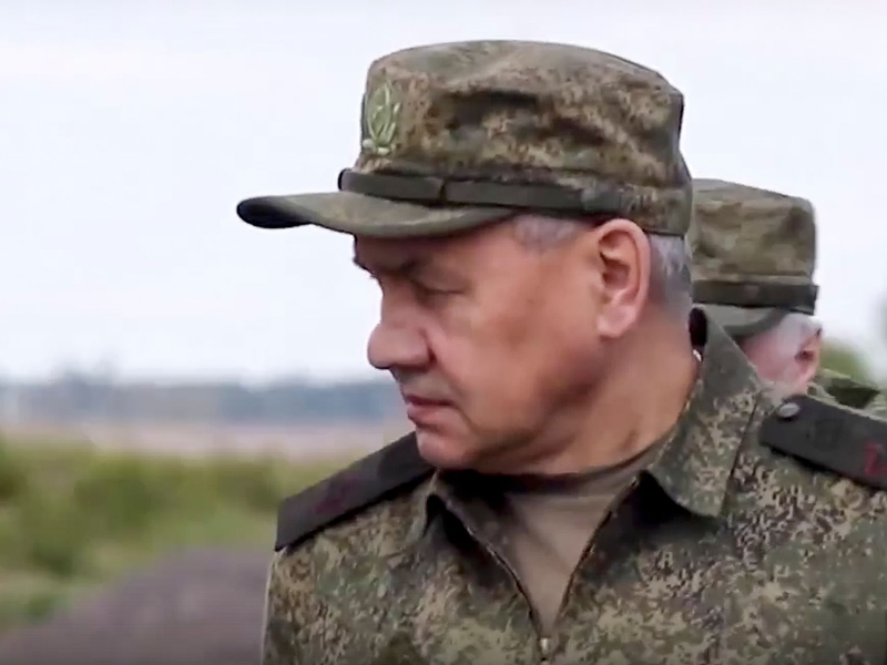 Laut Sergej Schoigu treffen die russischen Streitkräfte zusätzliche Vorkehrungen zum Schutz vor Streubomben. - Foto: Russian Defense Ministry/AP/dpa