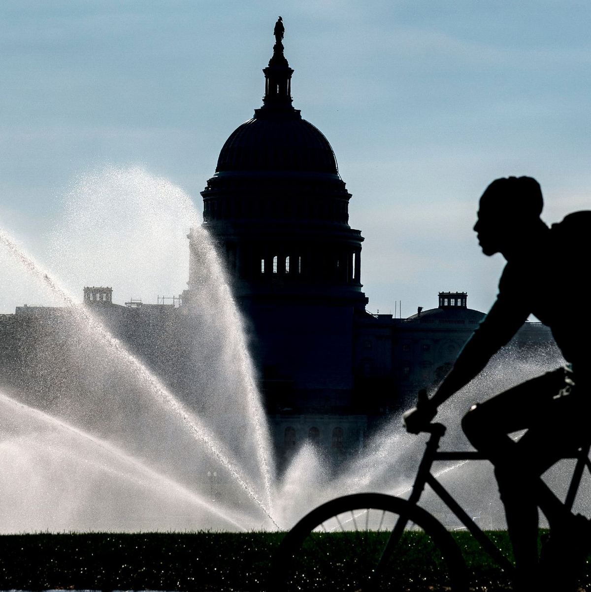 Hintern den Mauern des US-Kapitols hat der Senat einen Gesetzentwurf gebilligt, mit dem die staatliche Schuldenobergrenze vorerst ausgesetzt wird. - Foto: J. Scott Applewhite/AP/dpa