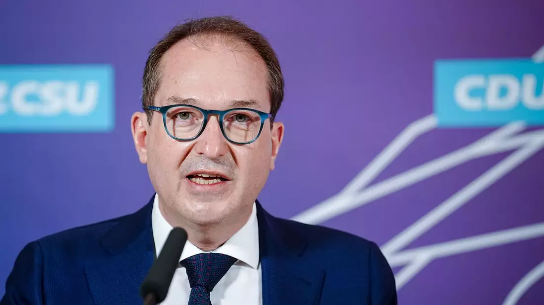 CSU-Landesgruppenchef Alexander Dobrindt fordert die Ampel-Koalition in Sachen Migrations-Begrenzung zu gemeinsamen Beschlüssen auf. - Bild: Kay Nietfeld/dpa