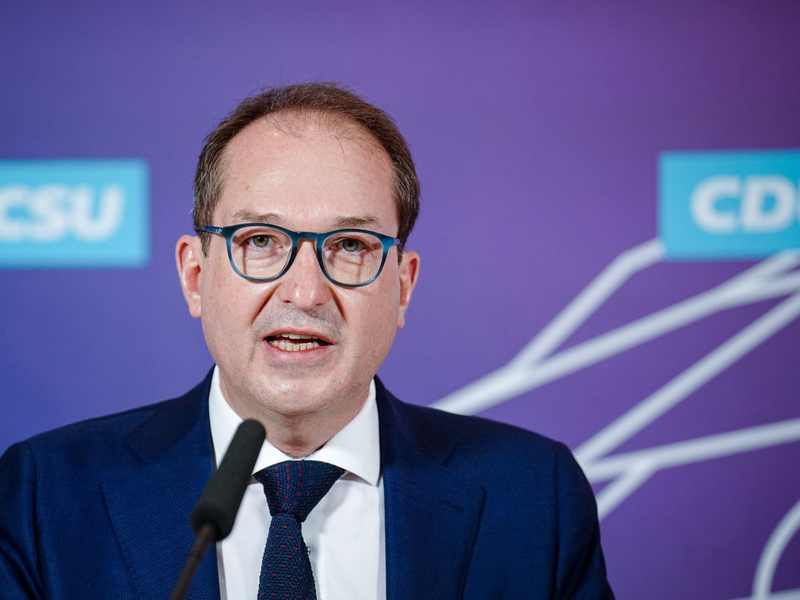 CSU-Landesgruppenchef Alexander Dobrindt fordert die Ampel-Koalition in Sachen Migrations-Begrenzung zu gemeinsamen Beschlüssen auf. - Foto: Kay Nietfeld/dpa