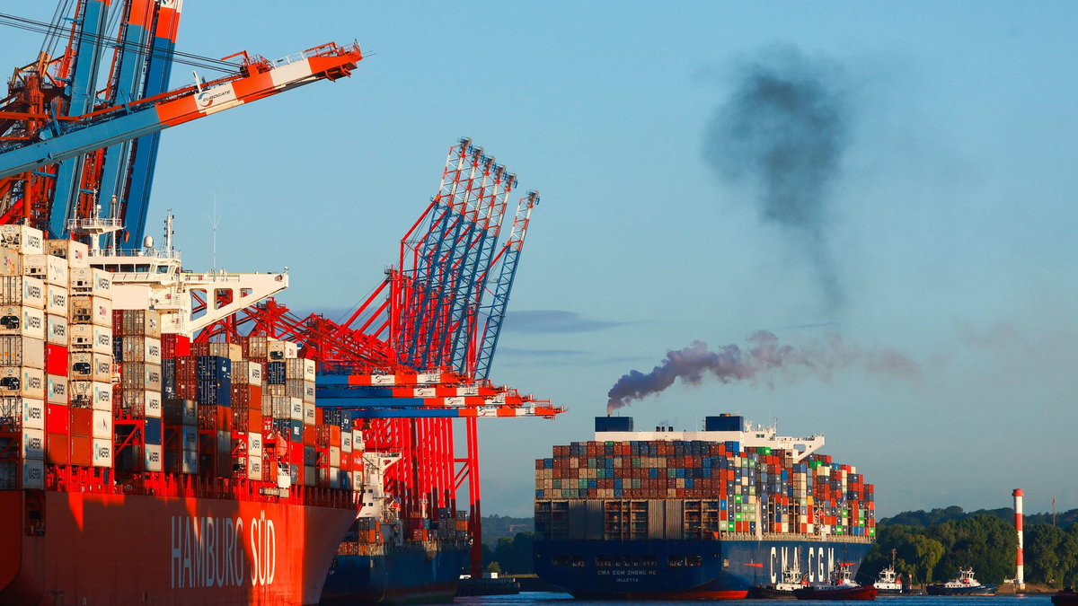 Zahlreiche Reisende warten auf einem vollen Bahnsteig am Hamburger Hauptbahnhof auf ihren Zug. - Foto: Christian Charisius/dpa