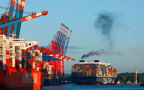 Zahlreiche Reisende warten auf einem vollen Bahnsteig am Hamburger Hauptbahnhof auf ihren Zug. - Foto: Christian Charisius/dpa