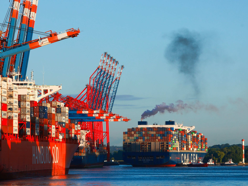 Zahlreiche Reisende warten auf einem vollen Bahnsteig am Hamburger Hauptbahnhof auf ihren Zug. - Foto: Christian Charisius/dpa