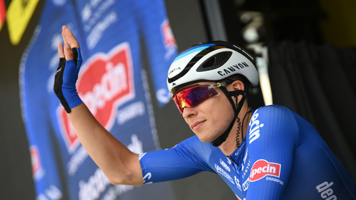 Jasper Philipsen (M) bejubelt seinen vierten Etappensieg. - Foto: Jasper Jacobs/BELGA/dpa