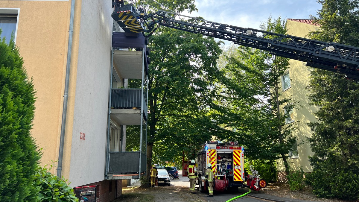 FW-ROW: Großfeuer beschäftigt Feuerwehren - Lagerhalle gerät in Brand - Foto: presseportal.de