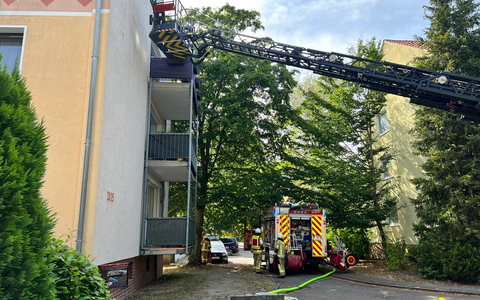 FW-ROW: Großfeuer beschäftigt Feuerwehren - Lagerhalle gerät in Brand - Foto: presseportal.de