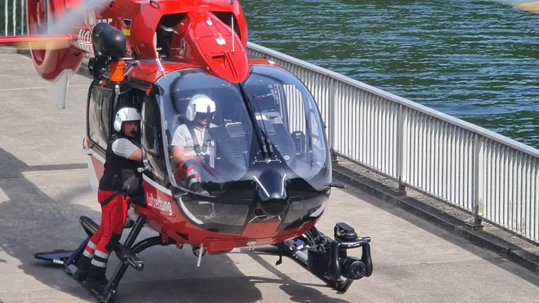 POL-SI: Waldbrand bei Feudingen: Polizei unterstützte Löscharbeiten mit Hubschrauber und Löschbehälter - #polsiwi - Bild: presseportal.de