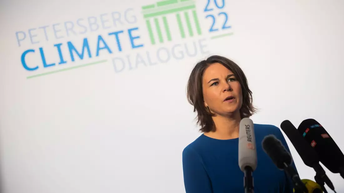 Die nächste Etappe auf ihrer Nahostreise: Außenministerin Annalena Baerbock landet in Tel Aviv. - Bild: Christoph Soeder/dpa