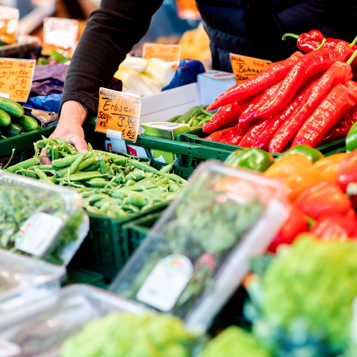 Verbraucher spüren die Inflation beim Einkaufen. - Foto: Hauke-Christian Dittrich/dpa