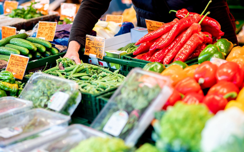 Frische Kartoffeln an einem Wochenmarktstand in Oldenburg (Niedersachsen). - Foto: Hauke-Christian Dittrich/dpa