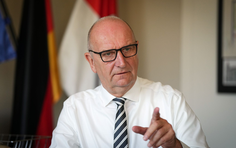 «Wer die SensibilitĂ€t fĂŒr die Menschen verliert, (...) der darf sich nicht wundern, wenn sich die Leute von den etablierten Parteien abwenden»: Brandenburgs MinisterprĂ€sident Dietmar Woidke. - Foto: Soeren Stache/dpa «Wer die SensibilitĂ€t fĂŒr die Menschen verliert, (...) der darf sich nicht wundern, wenn sich die Leute von den etablierten Parteien abwenden»: Brandenburgs MinisterprĂ€sident Dietmar Woidke. - Foto: Soeren Stache/dpa