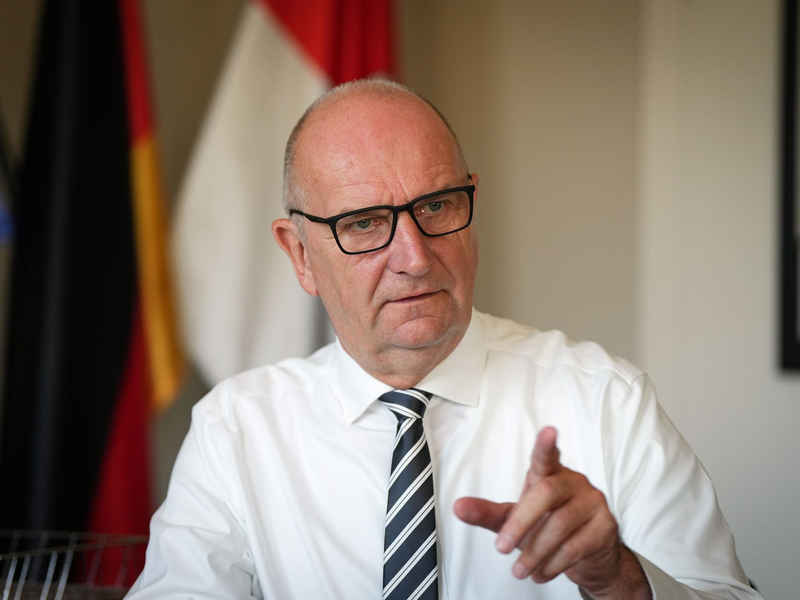 «Wer die Sensibilität für die Menschen verliert, (...) der darf sich nicht wundern, wenn sich die Leute von den etablierten Parteien abwenden»: Brandenburgs Ministerpräsident Dietmar Woidke. - Foto: Soeren Stache/dpa