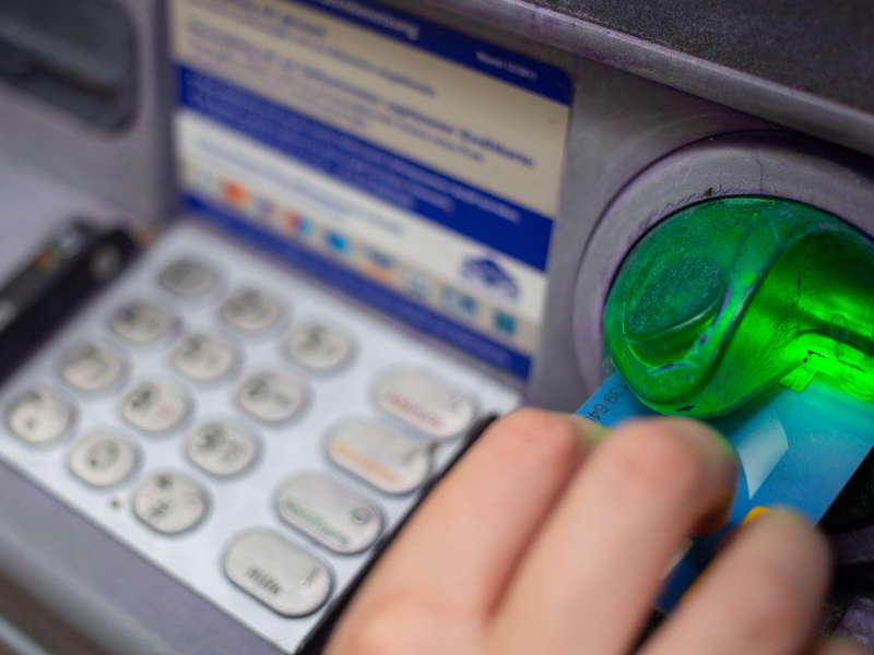 Das Ausspähen sensibler Daten am Geldautomaten kommt kaum noch vor. (Symbolbild) - Foto: Fernando Gutierrez-Juarez/dpa-Zentralbild/dpa