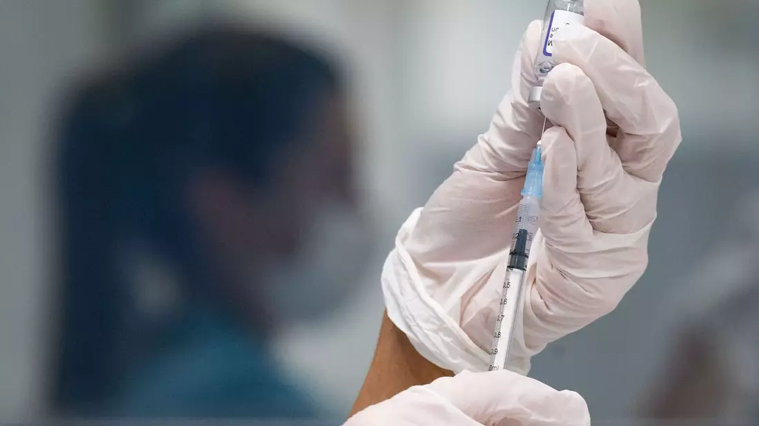 Ein an neue Varianten angepasster Corona-Impfstoff wird voraussichtlich ab dem 18. September in Arztpraxen und Apotheken erhältlich sein. - Bild: Marijan Murat/dpa