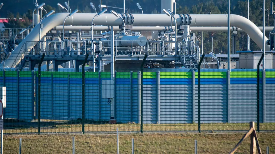 Die Anlagen an Land sind ungenutzt, ein Strang der Pipeline ist nach einem Anschlag 2022 beschädigt. (Archivbild) - Bild: Stefan Sauer/dpa