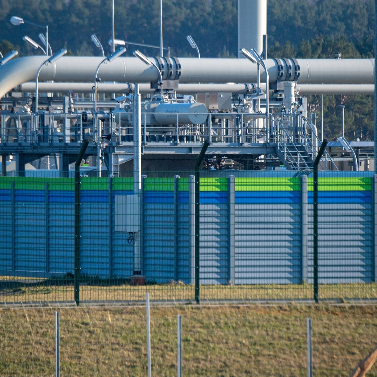 Die Anlagen an Land sind ungenutzt, ein Strang der Pipeline ist nach einem Anschlag 2022 beschädigt. (Archivbild) - Foto: Stefan Sauer/dpa