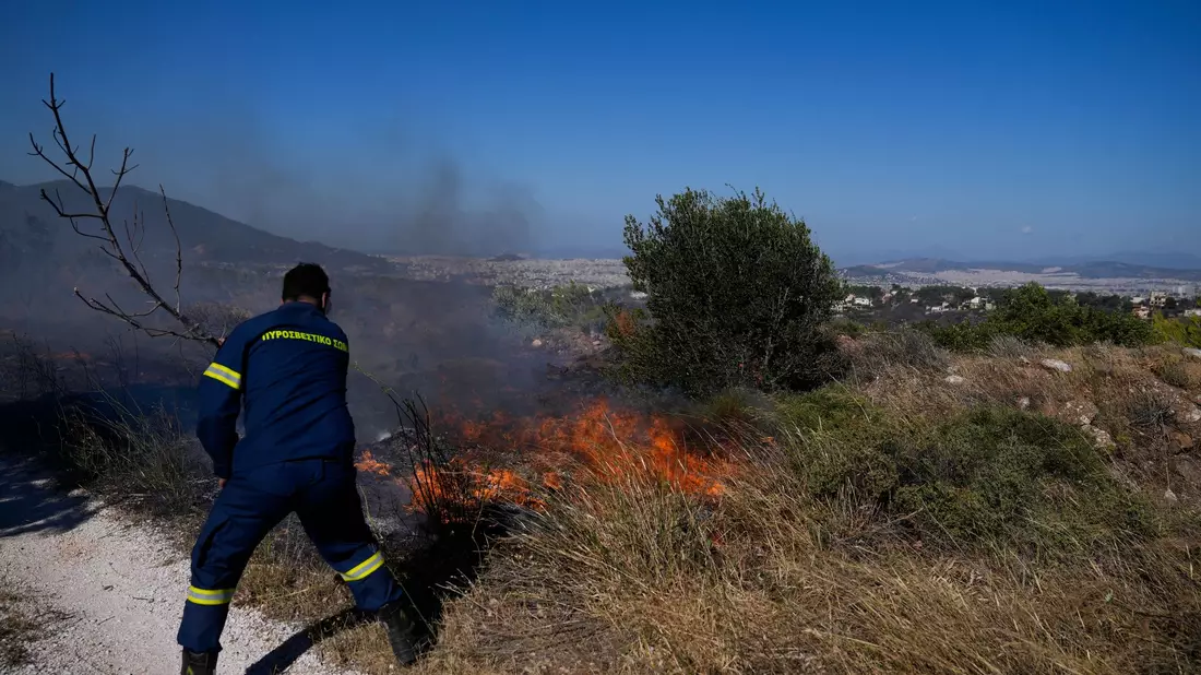 Jeder Großbrand verursacht Millionenschäden. (Archivbild) - Bild: Thanassis Stavrakis/AP/dpa