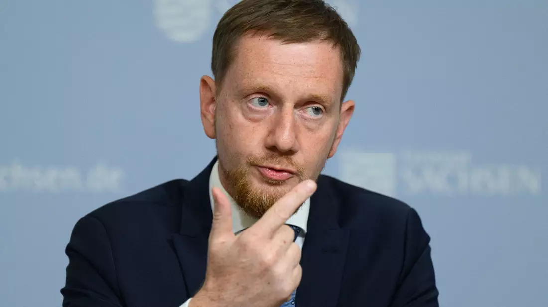 Sachsens Ministerpräsident Michael Kretschmer fordert noch vor dem geplanten Gespräch zur Asylpolitik mit dem Kanzler eine Obergrenze bei der Aufnahme von Geflüchteten. - Bild: Robert Michael/dpa