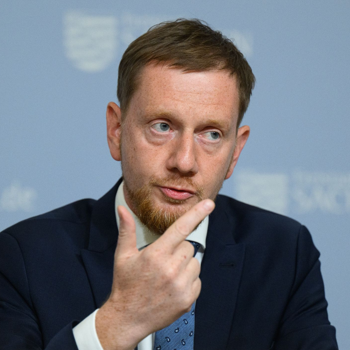 Sachsens Ministerpräsident Michael Kretschmer fordert noch vor dem geplanten Gespräch zur Asylpolitik mit dem Kanzler eine Obergrenze bei der Aufnahme von Geflüchteten. - Foto: Robert Michael/dpa