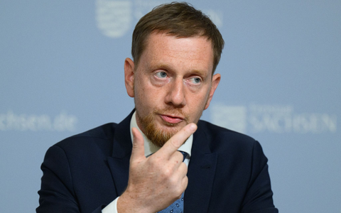 «Wir haben in den Jahren 2015 folgende miteinander einen Konsens erzielt, [...] dass die Grenze irgendwo bei 200.000 Personen ist, die wir hier gut integrieren können», sagt der sächsische Ministerpräsident. - Foto: Robert Michael/dpa