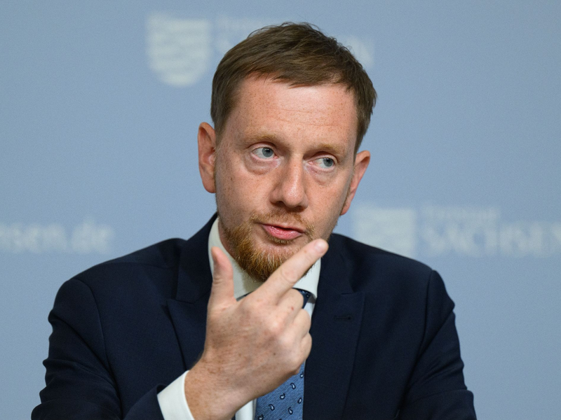 «Wir haben in den Jahren 2015 folgende miteinander einen Konsens erzielt, [...] dass die Grenze irgendwo bei 200.000 Personen ist, die wir hier gut integrieren können», sagt der sächsische Ministerpräsident. - Foto: Robert Michael/dpa