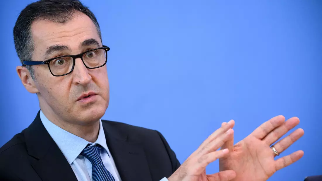 Gesetzespläne von Agrarminister Cem Özdemir (Grüne) sehen vor, dass Produkte mit zu viel Zucker, Fett und Salz zu bestimmten Tageszeiten nicht mehr im Fernsehen beworben werden dürfen. - Bild: Bernd von Jutrczenka/dpa