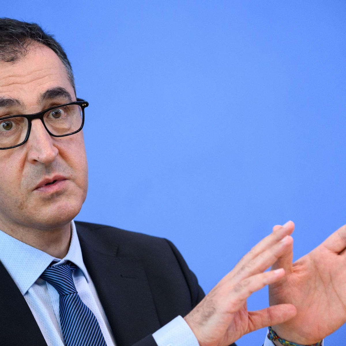 Bundeslandwirtschaftsminister Cem Özdemir stellt den amtlichen Erntebericht 2023 vor. - Foto: Bernd von Jutrczenka/dpa