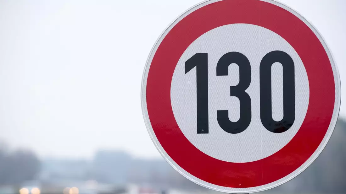 An der Autobahn A24 in der Nähe von Suckow steht eine Verkehrsschild mit der Geschwindigkeitsangabe von 130 Stundenkilometer. - Bild: Jens Büttner/dpa-Zentralbild/dpa
