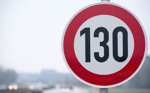 An der Autobahn A24 in der Nähe von Suckow steht eine Verkehrsschild mit der Geschwindigkeitsangabe von 130 Stundenkilometer. - Foto: Jens Büttner/dpa-Zentralbild/dpa