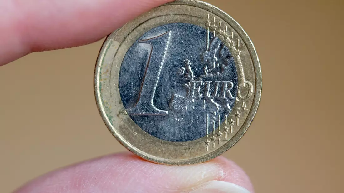 Der Euro profitiert aktuell von einer Dollar-Schwäche. Die US-Währung geriet nach der Veröffentlichung des US-Arbeitsmarktberichts für Juni unter Druck. - Bild: Daniel Karmann/dpa