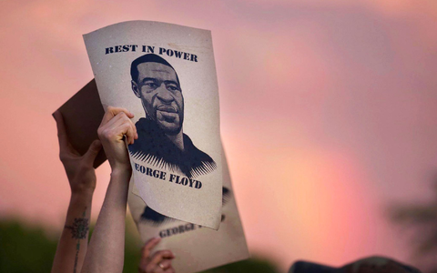 Demonstranten protestieren nach dem Tod von George Floyd, der durch einen brutalen Polizeieinsatz gestorben ist. - Foto: Christine T. Nguyen/Minnesota Public Radio/AP/dpa