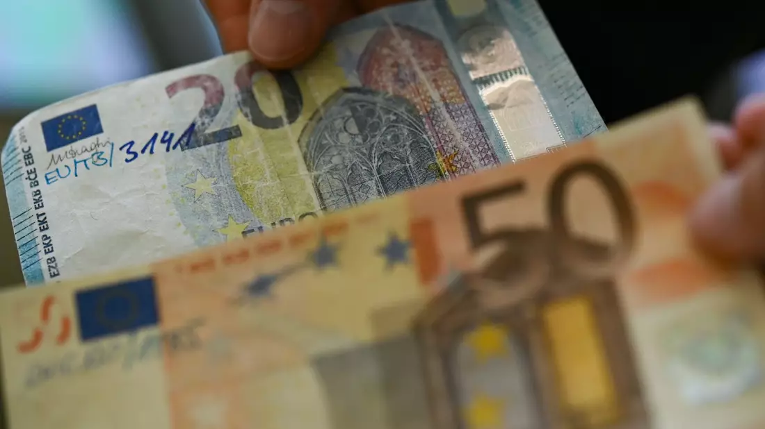 Scheine im Nennwert von 50 und 20 Euro werden am häufigsten gefälscht.  - Bild: Arne Dedert/dpa