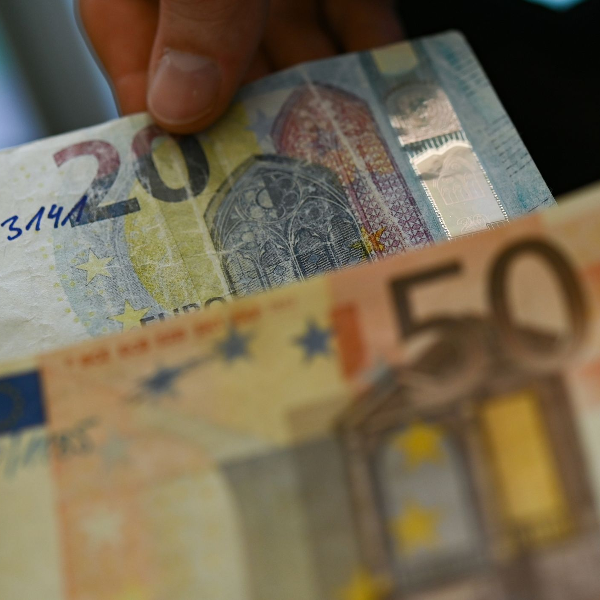 Scheine im Nennwert von 50 und 20 Euro werden am häufigsten gefälscht.  - Foto: Arne Dedert/dpa