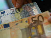 Scheine im Nennwert von 50 und 20 Euro werden am hÀufigsten gefÀlscht. (Symbolbild) - Foto: Arne Dedert/dpa