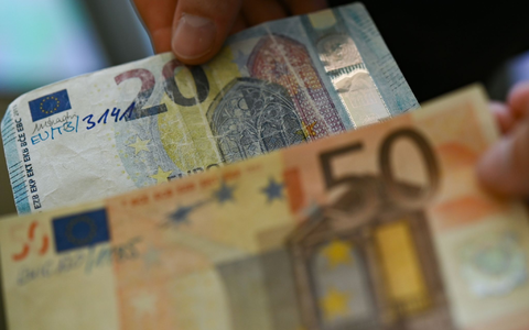 Scheine im Nennwert von 50 und 20 Euro werden am häufigsten gefälscht.  - Foto: Arne Dedert/dpa