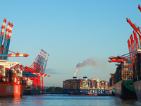 AuĂenhandelsbilanz im Jahr 2024 mit einem Ăberschuss von 239,1 Milliarden Euro. (Archivbild) - Foto: Christian Charisius/dpa