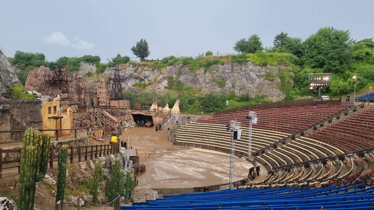 FW-OE: Über 60 Einsätze - Ursache wahrscheinlich Tornado - Foto: presseportal.de